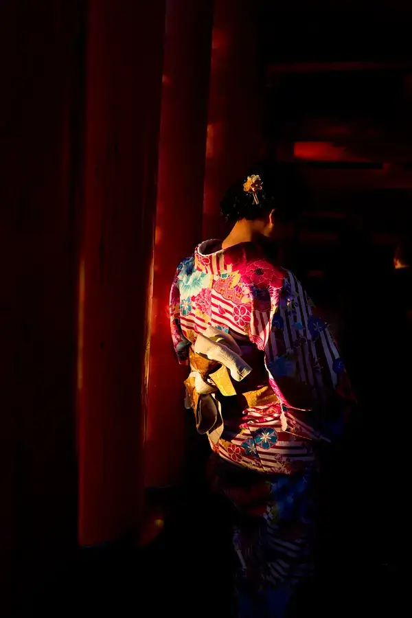 Japonaise assise en seiza portant un kimono