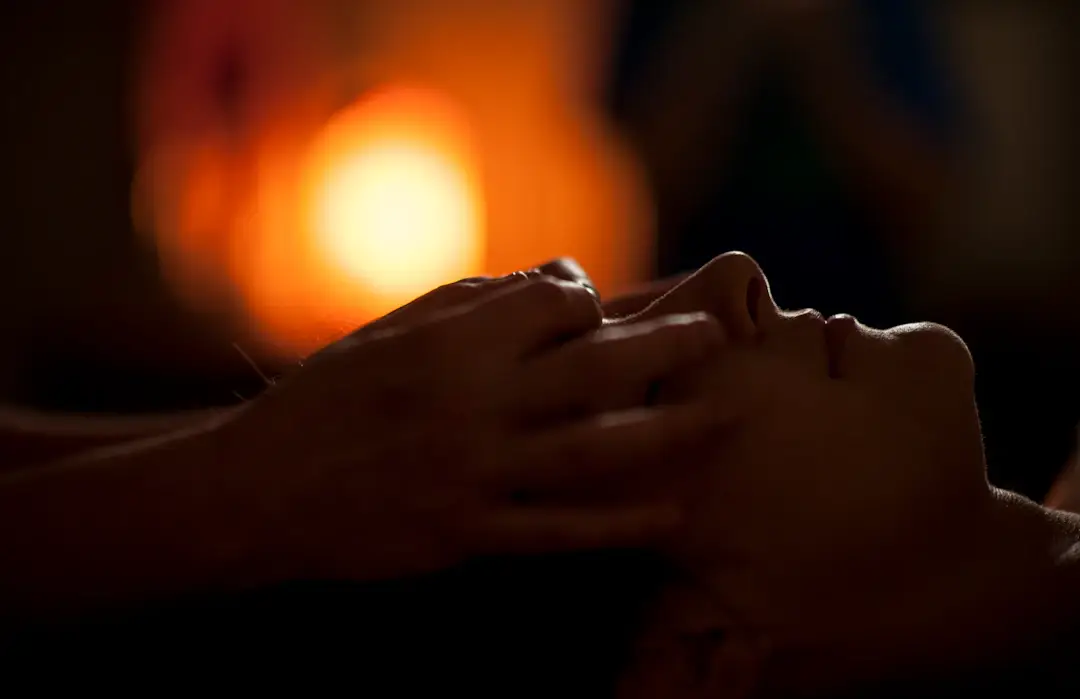 Massage visage liftant
