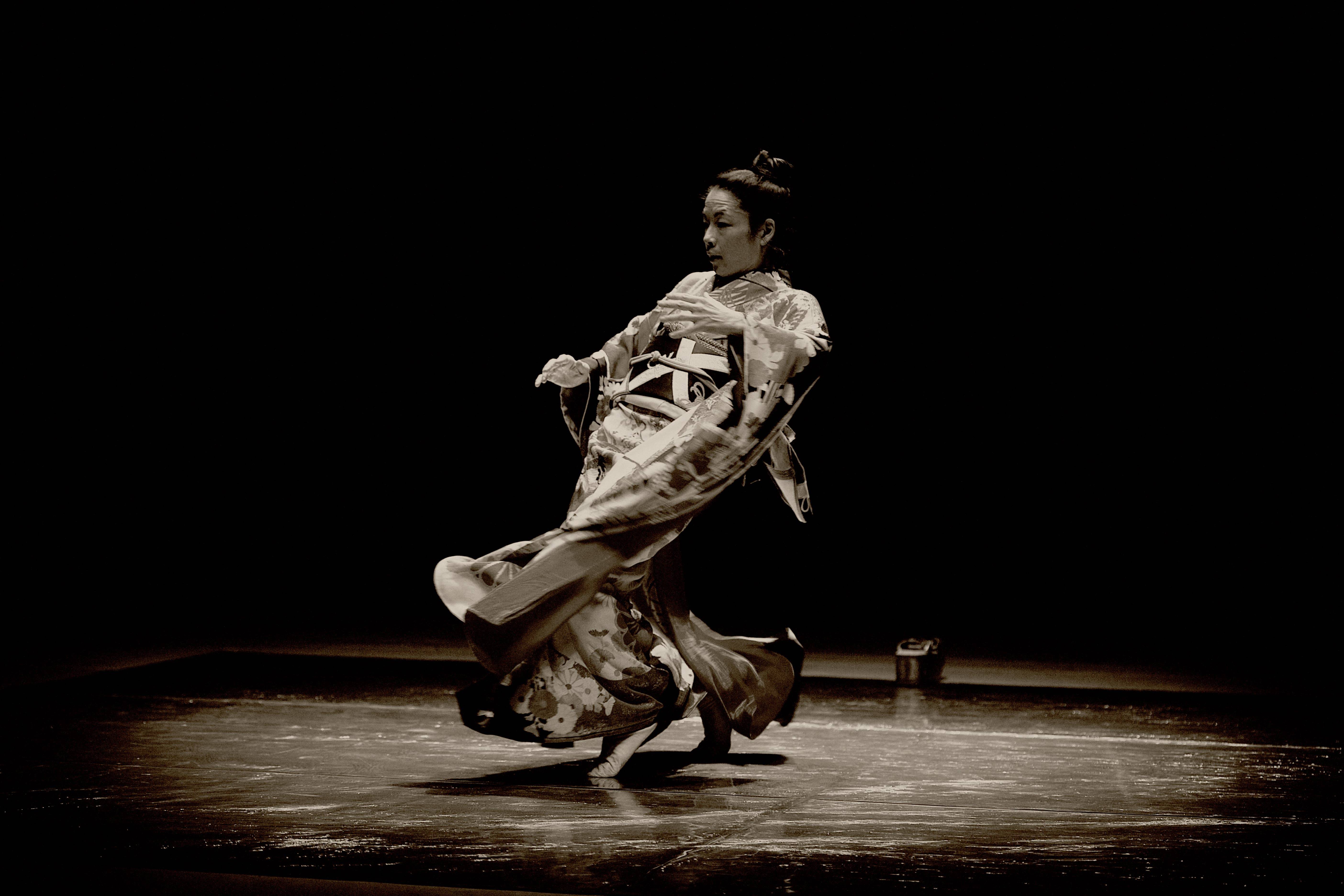 Akiko Kajihara Danse kimono sur la pointe des pieds MOX1380
