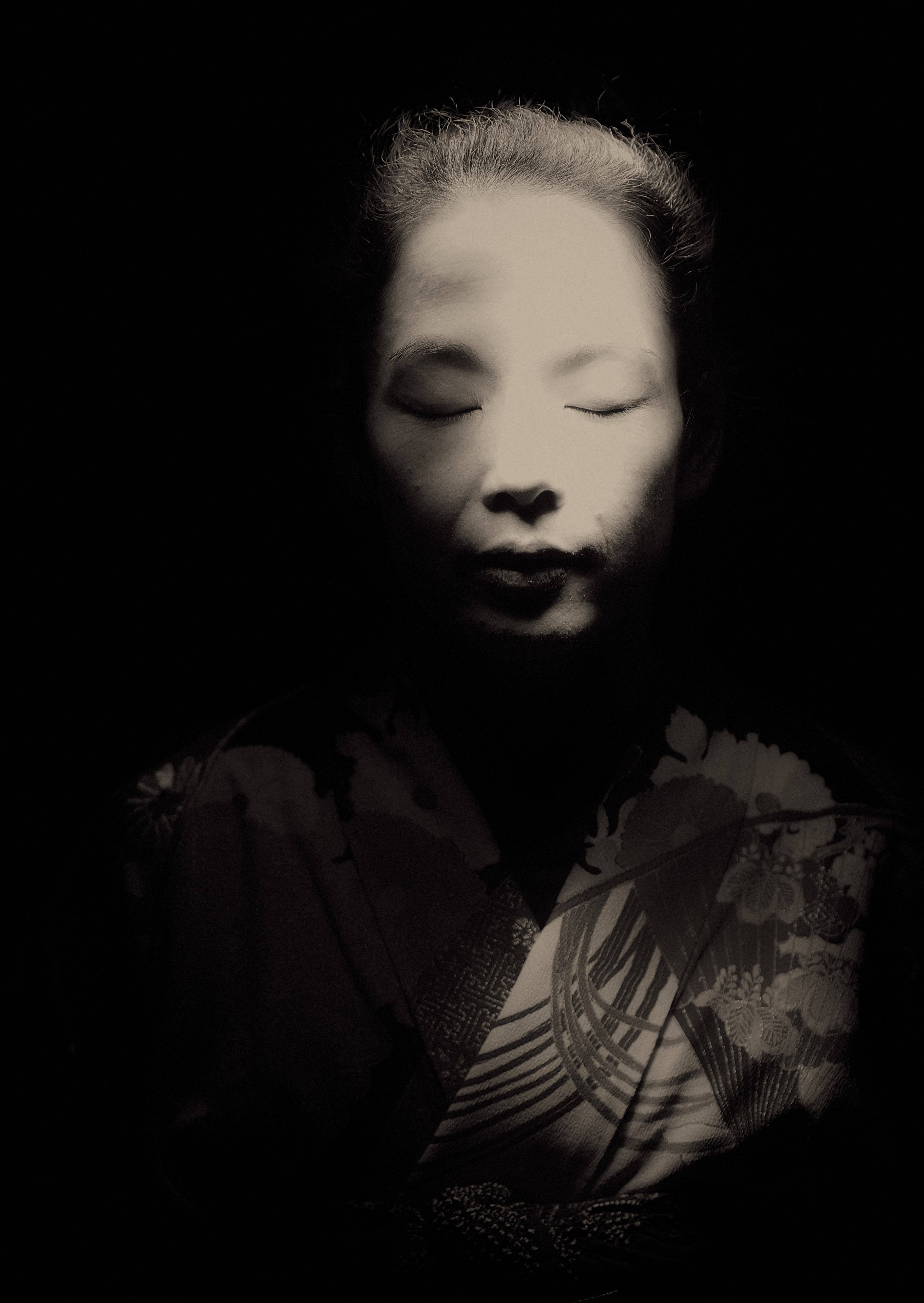 Akiko Kajihara visage yeux fermés MOX1380