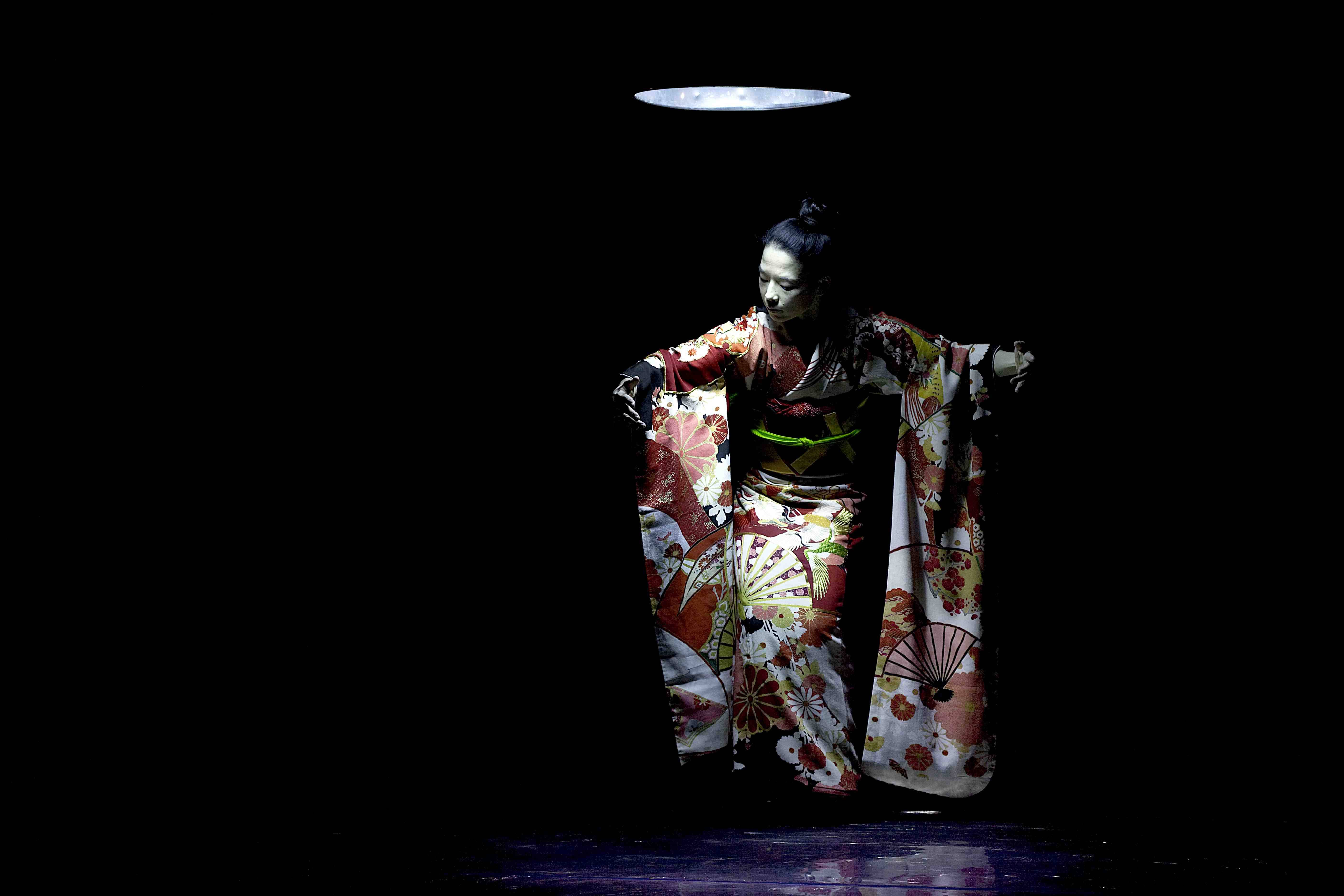 Akiko Kajihara danse kimono sous la lampe MOX 1380